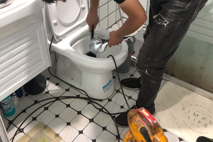 鄂托克前疏通下水道