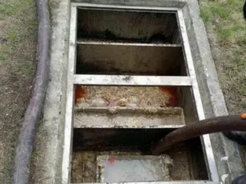鄂托克前隔油池清理