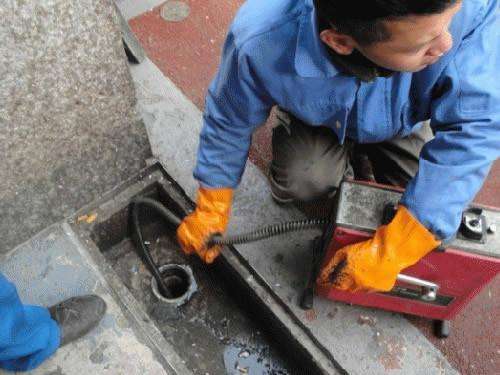 鄂托克前疏通下水道