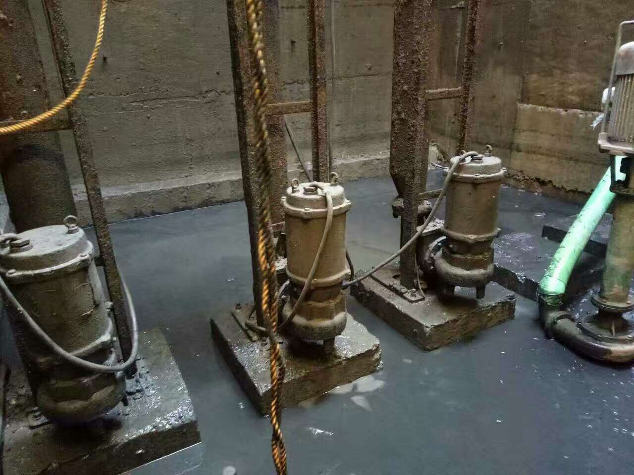 鄂托克前污水池清理