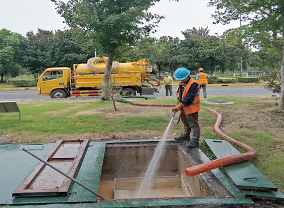 鄂托克前化油池清理