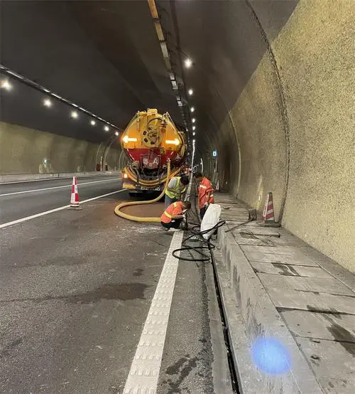 鄂托克前隧道排水渠清淤