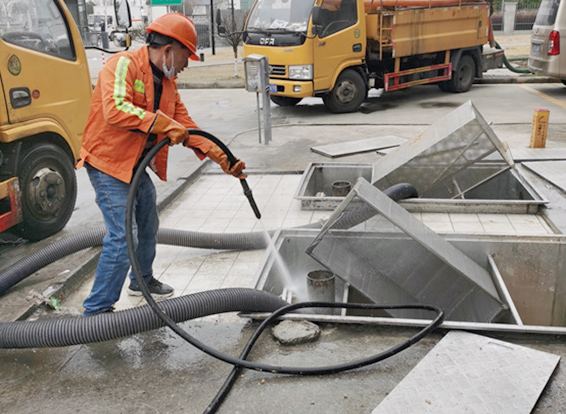 鄂托克前隔油池清理